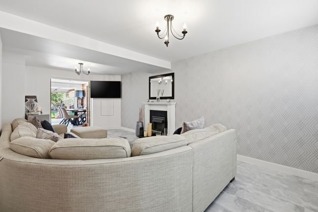 5, Langley Green, Waltham Abbey photo 4