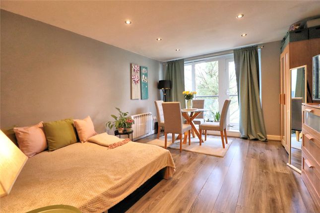 Flat 8, Regents Court,, Victoria Way, Surrey photo 3