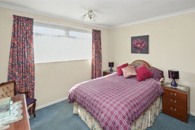 23, Broom Gardens, West Yorkshire photo 4
