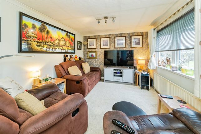 11, Laburnum Court, Horley photo 2