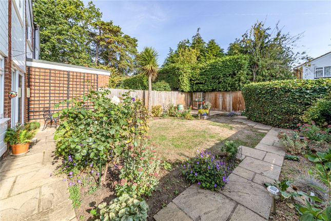 33, Pinewood Grove, Addlestone photo 3