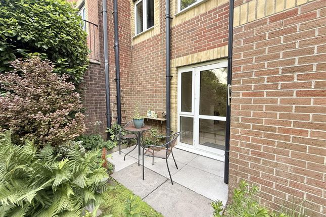 7, Maxime Court, Swansea photo 2