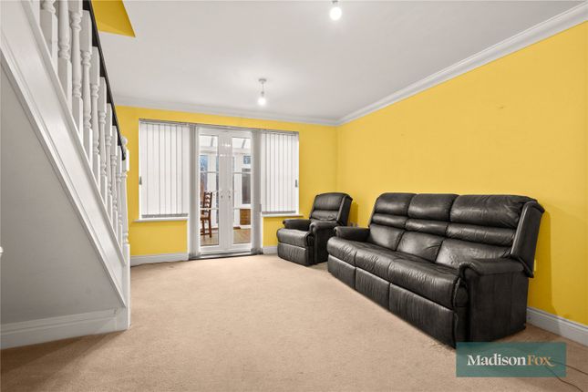 2, Willow Tree Close, Romford photo 4