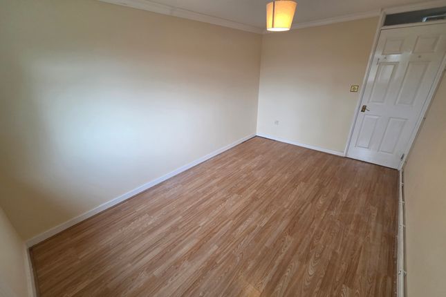 74, Luton photo 5