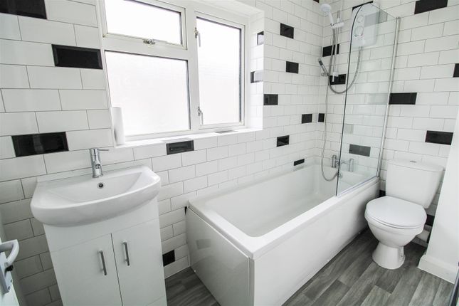 3, Spruce Hill, Harlow photo 4