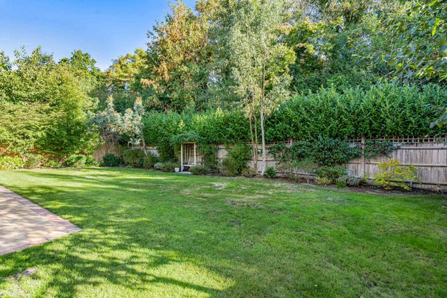 4, Sorrel Close, Surrey photo 4