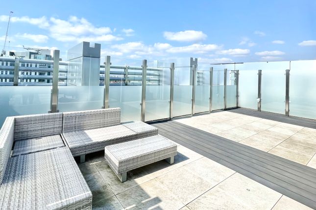 Flat for sale in Piazza Walk, London