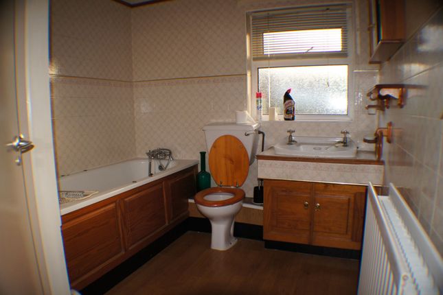 4 Woodale Avenue, Bradford photo 4