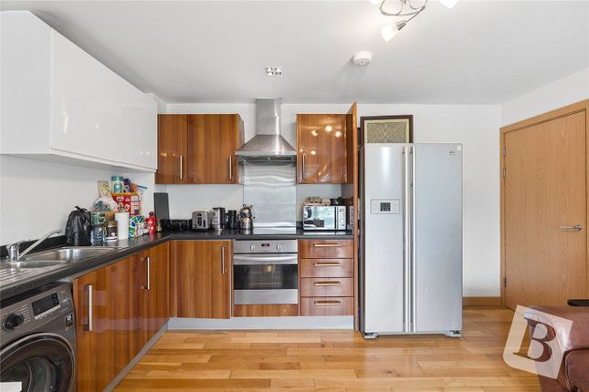 53, Cherrydown East, Essex photo 4