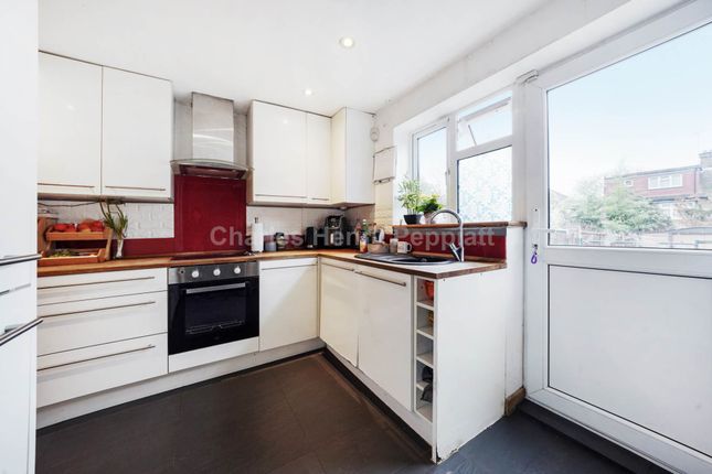 Thumbnail Property to rent in Amwell Close, Enfield