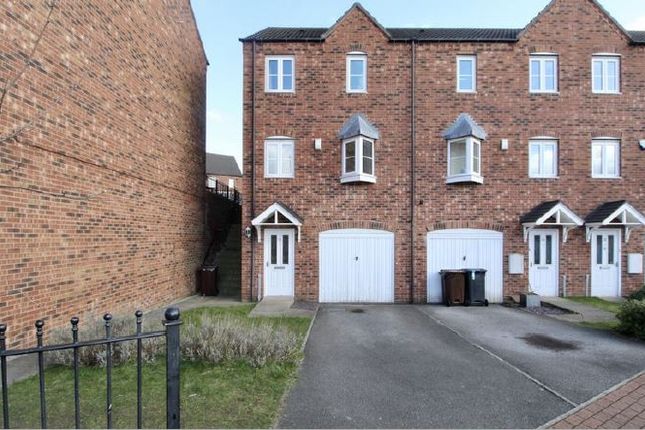 Thumbnail Town house to rent in Queen Mary Rise, Sheffield, South Yorkshire