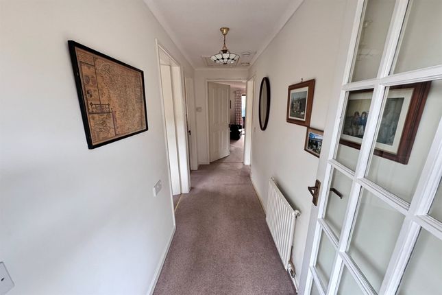 13 Cracken Close, High Peak photo 2