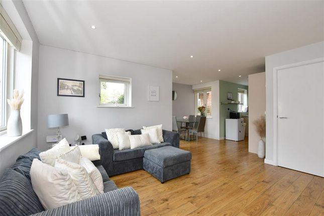 Thumbnail Flat for sale in Highland Avenue, Brentwood, Essex