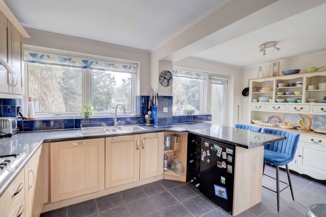 16, The Larchlands, High Wycombe photo 3