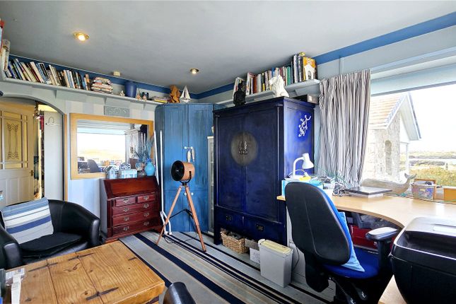 11, Ravenspoint Road, Holyhead photo 4