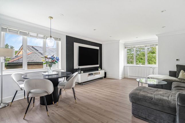 10, Woodgate Close, Surrey photo 2
