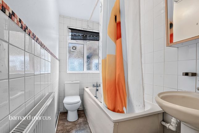 8, Fairfield Close, London photo 4