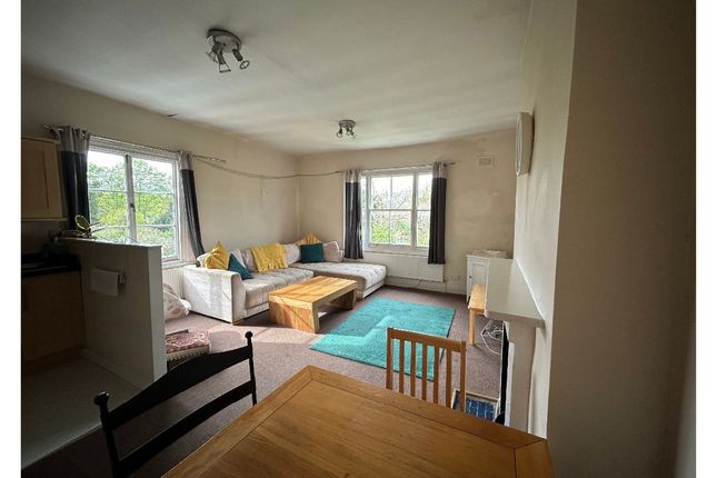 Flat to rent in Park Hall Road, London