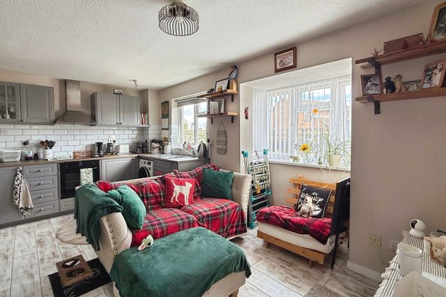 7, Phipps Close, Westbury photo 2