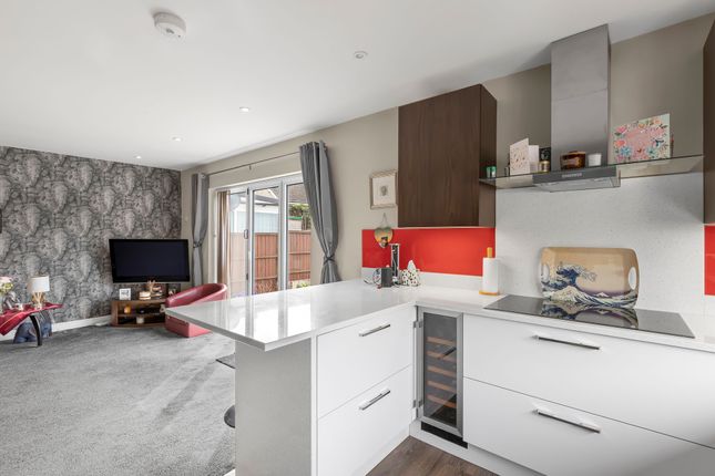 26 Greenside Lane, Bradford photo 4