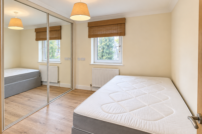 Flat 12, Claredon Court, 1, Pollard Road, Morden photo 2