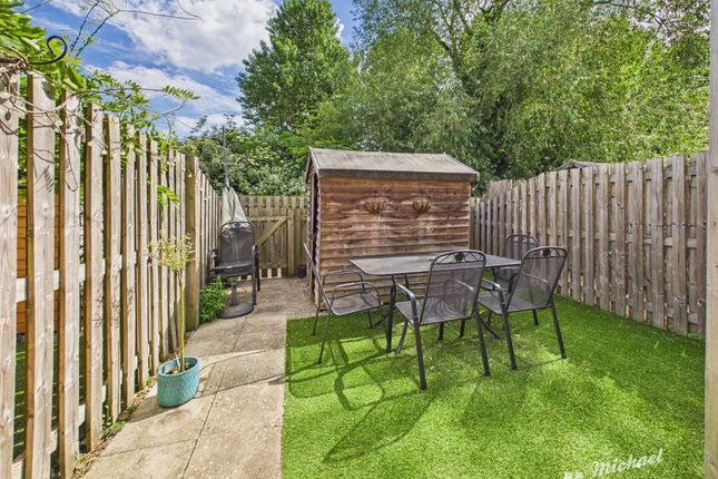29 Mitchell Close, Aylesbury photo 3