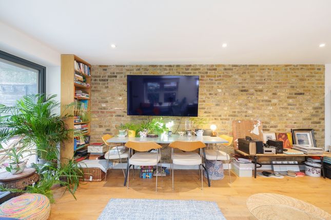 Flat to rent in St. Marks Road, London