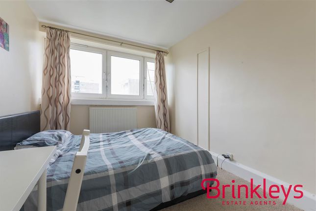 Flat for sale in Bramley House, Tangley Grove, Roehampton