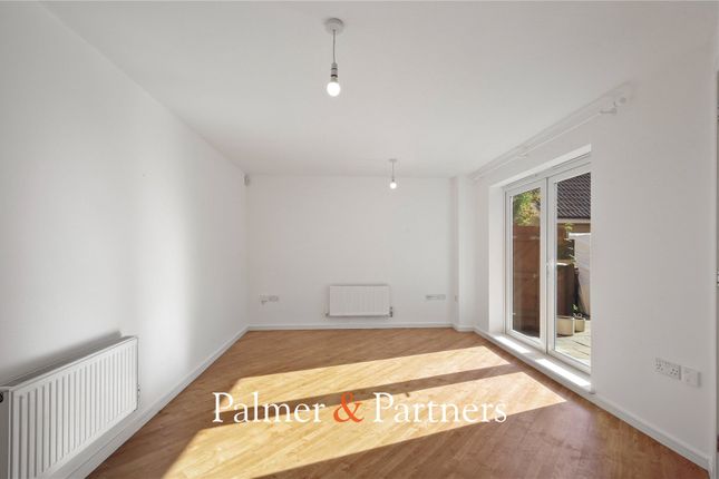 Talavera Crescent, Essex photo 3