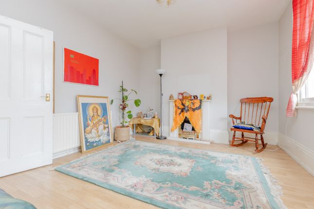 Flat to rent in Lorrimore Road, Walworth