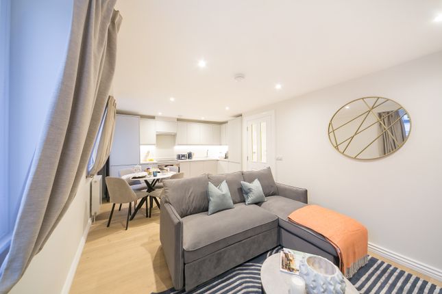Thumbnail Flat to rent in Long Acre, London