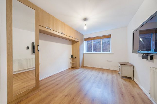 Phoenix Court, New Malden photo 4