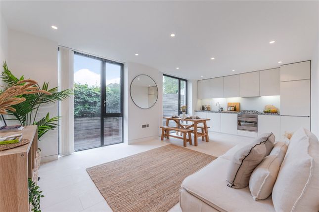 Thumbnail Flat to rent in Oval Road, Primrose Hill, London
