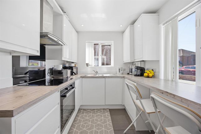 126, Grosvenor Avenue, North Hayes photo 3