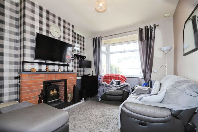 53, Ward Grove, Wolverhampton photo 3