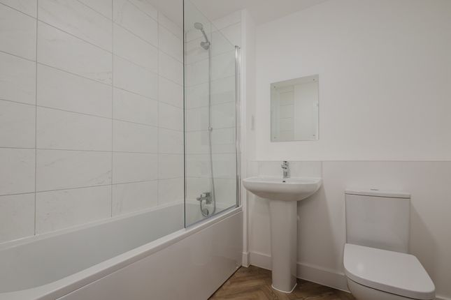 180 eastbridge avenue - ravenhouse 2 bed, Leaf Living  Oakhurst at Brookleigh, Burgess Hill RH15, Burgess Hill photo 4