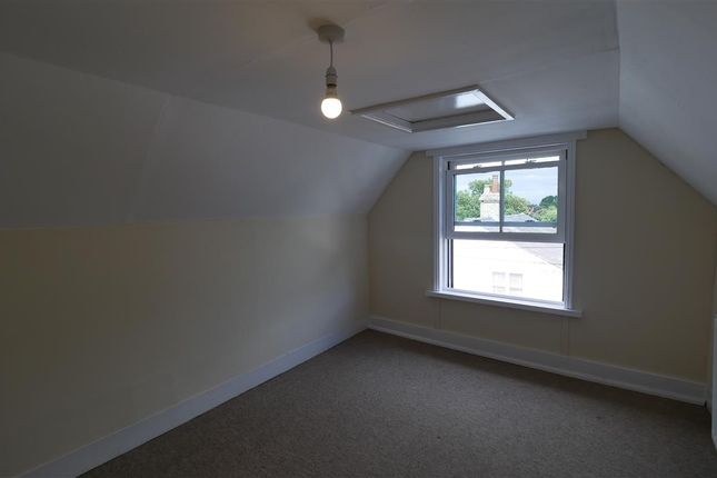 Maisonette to rent in High Street, Fenstanton, Huntingdon