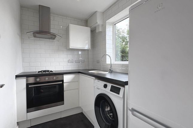 70, Redwood, Oldham photo 3