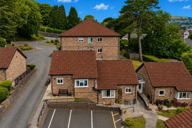 21, Bronrhiw Fach, Caerphilly photo 2