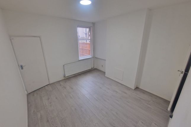 82 Wood Hill, Leicester photo 4
