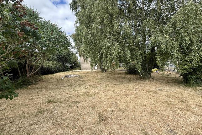 2, Thames Close, Swindon photo 3