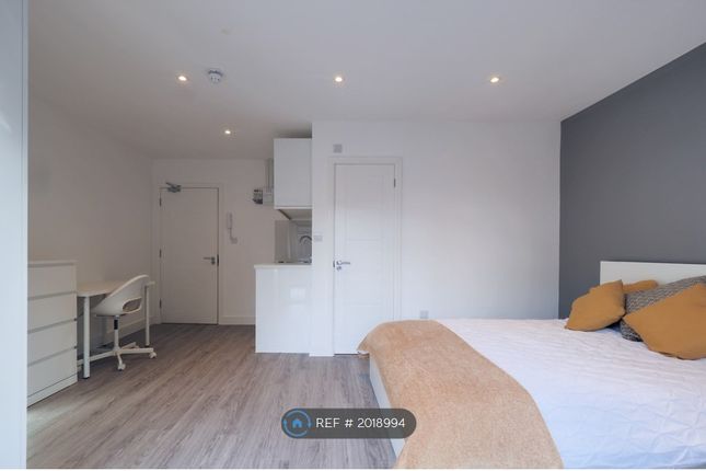 Room to rent in Cardinal Avenue, Borehamwood