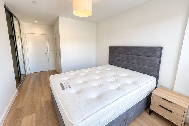Flat 39, Langton House, 12, Old Market Place, Surrey photo 4