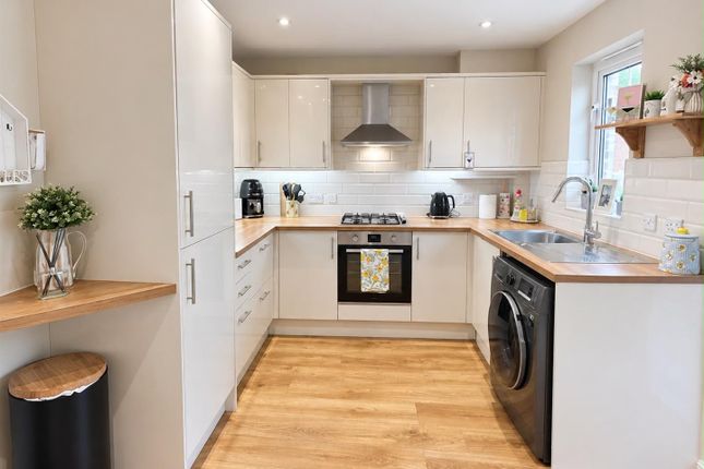 30, Ropeland Way, Horsham photo 4