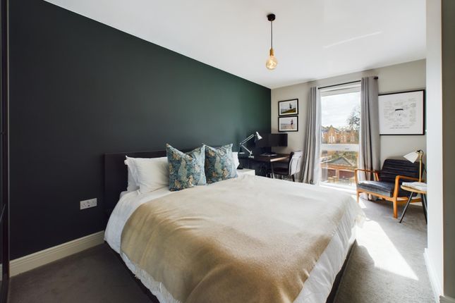 Flat for sale in Lion Court, Isleworth