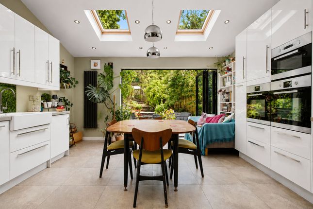 4 Templeton Close, London photo 4
