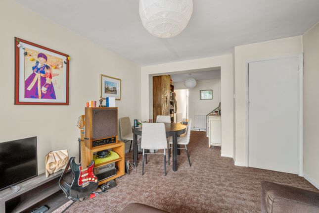 13 Bramshott Court,, South Bank, Surrey photo 4