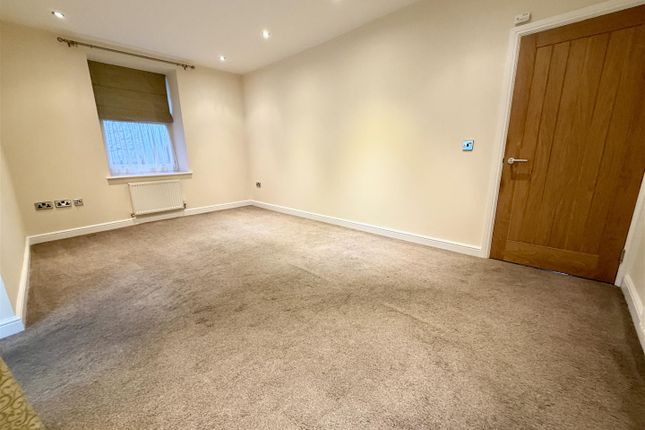 Apartment 4, 2, Ash Court, Leeds photo 4