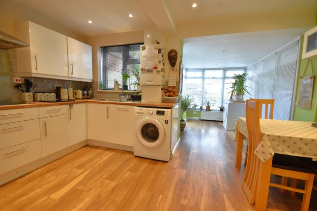 52, Avondale Close, Surrey photo 4