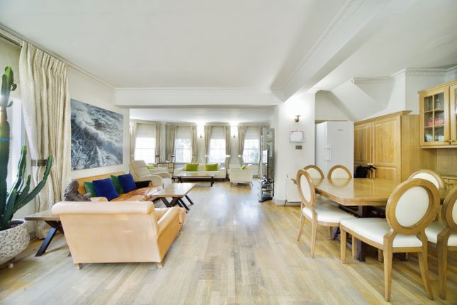 12 Squires Mount, Hampstead, London, Nw3 1Ed